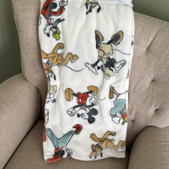 Disney Mickey and Friends Throw Blanket - NWT - Picture 3 of 6